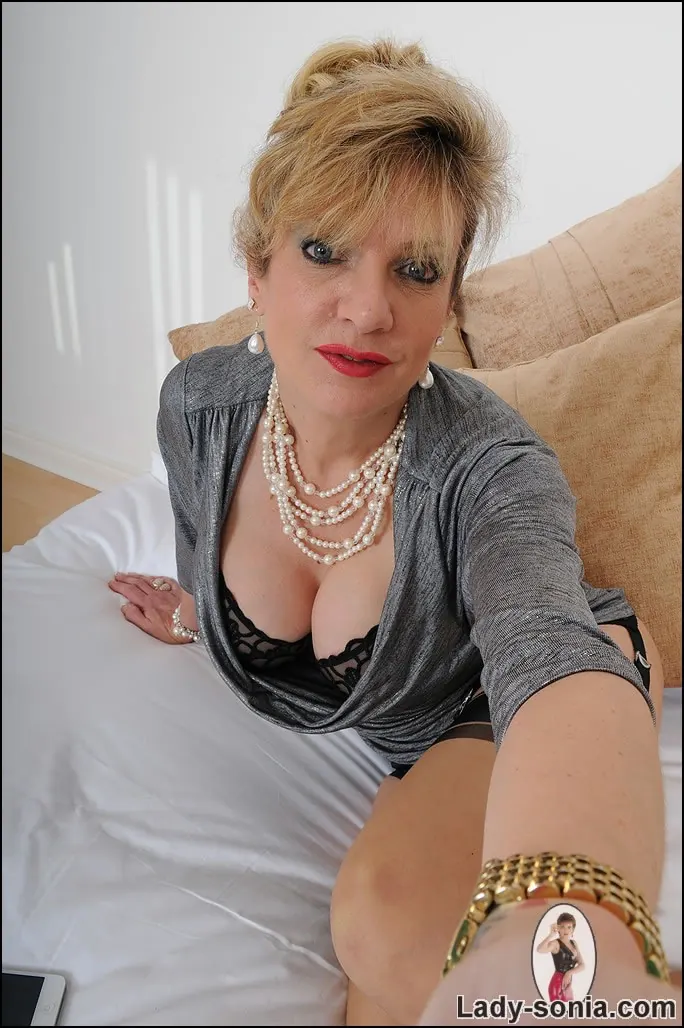 Lady Sonia 'Mature trophy wife' starring Lady Sonia (Photo 6)