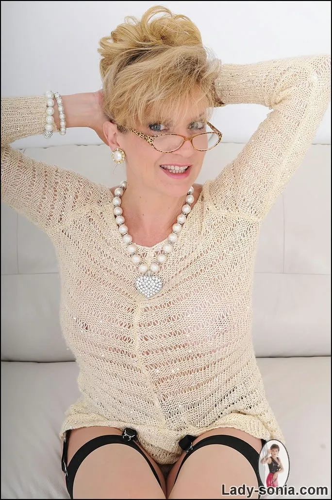 Lady Sonia 'Nylons mature spread' starring Lady Sonia (Photo 7)