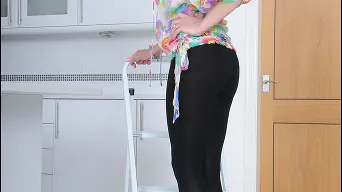 Lady Sonia in 'Skintight leggings'