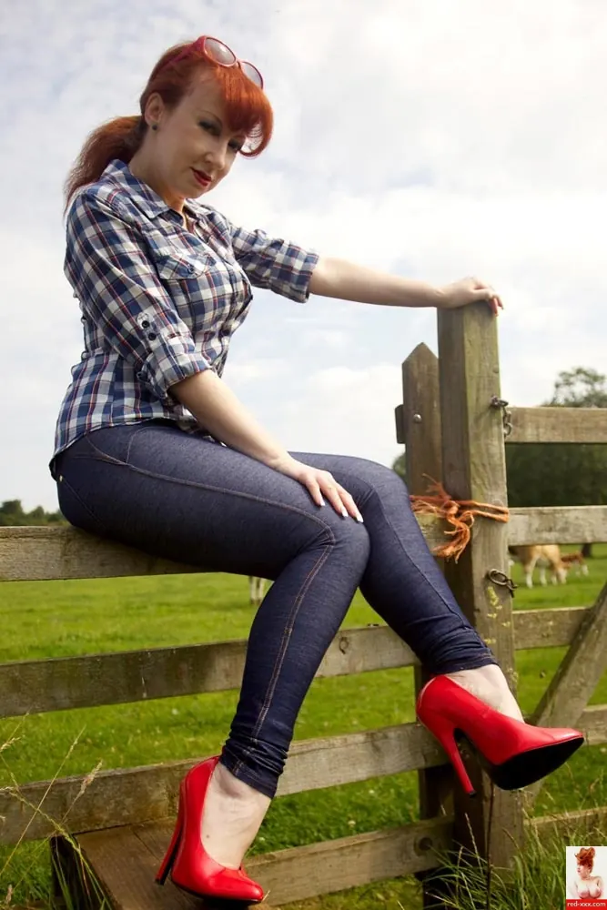 Red XXX in 'Jeans' from 'Red XXX' (Photo 3) Red XXX 'Jeans' starring Red XXX (Photo 3)