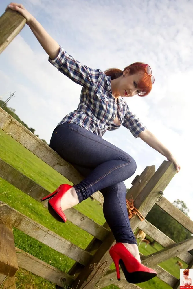 Red XXX in 'Jeans' from 'Red XXX' (Photo 4) Red XXX 'Jeans' starring Red XXX (Photo 4)